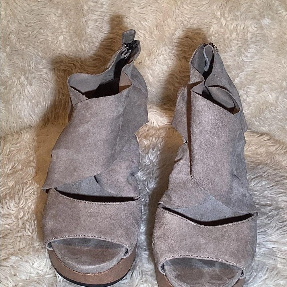 Eileen Fisher Grey Suede Wedge Sandals size 7.5